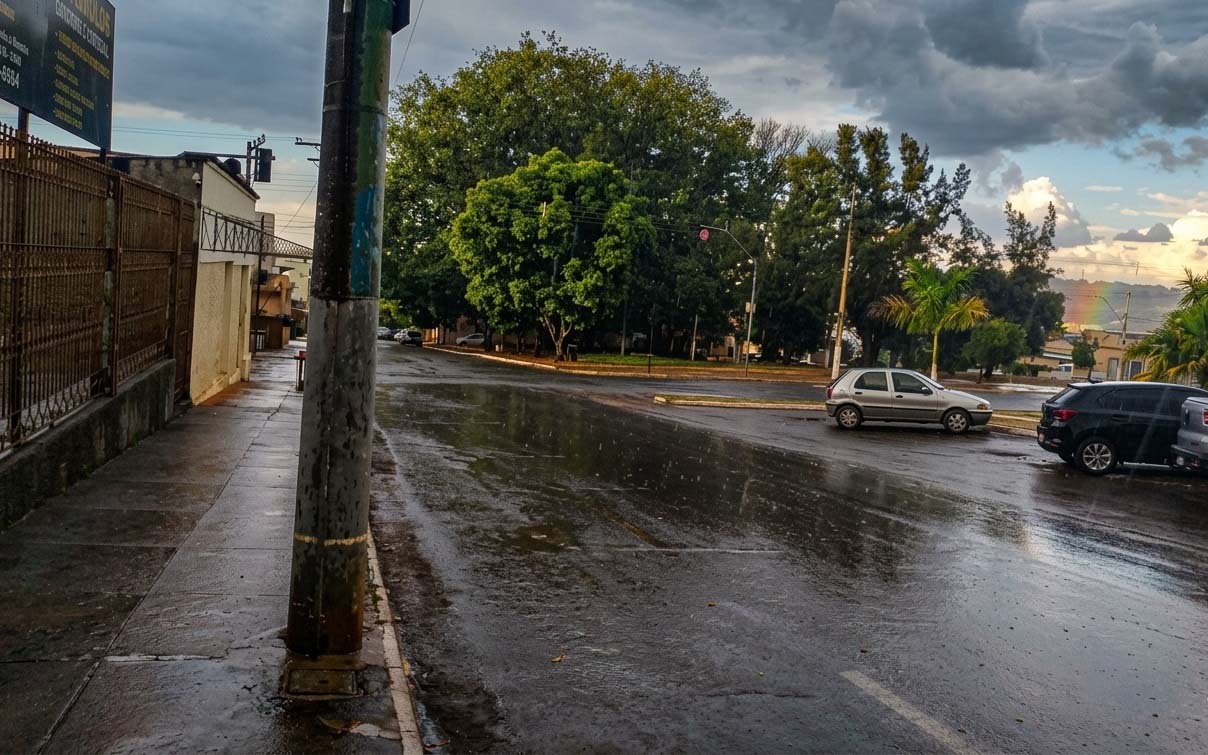 Volta a chover em Presidente Olegário após meses de tempo seco; veja a previsão para a semana