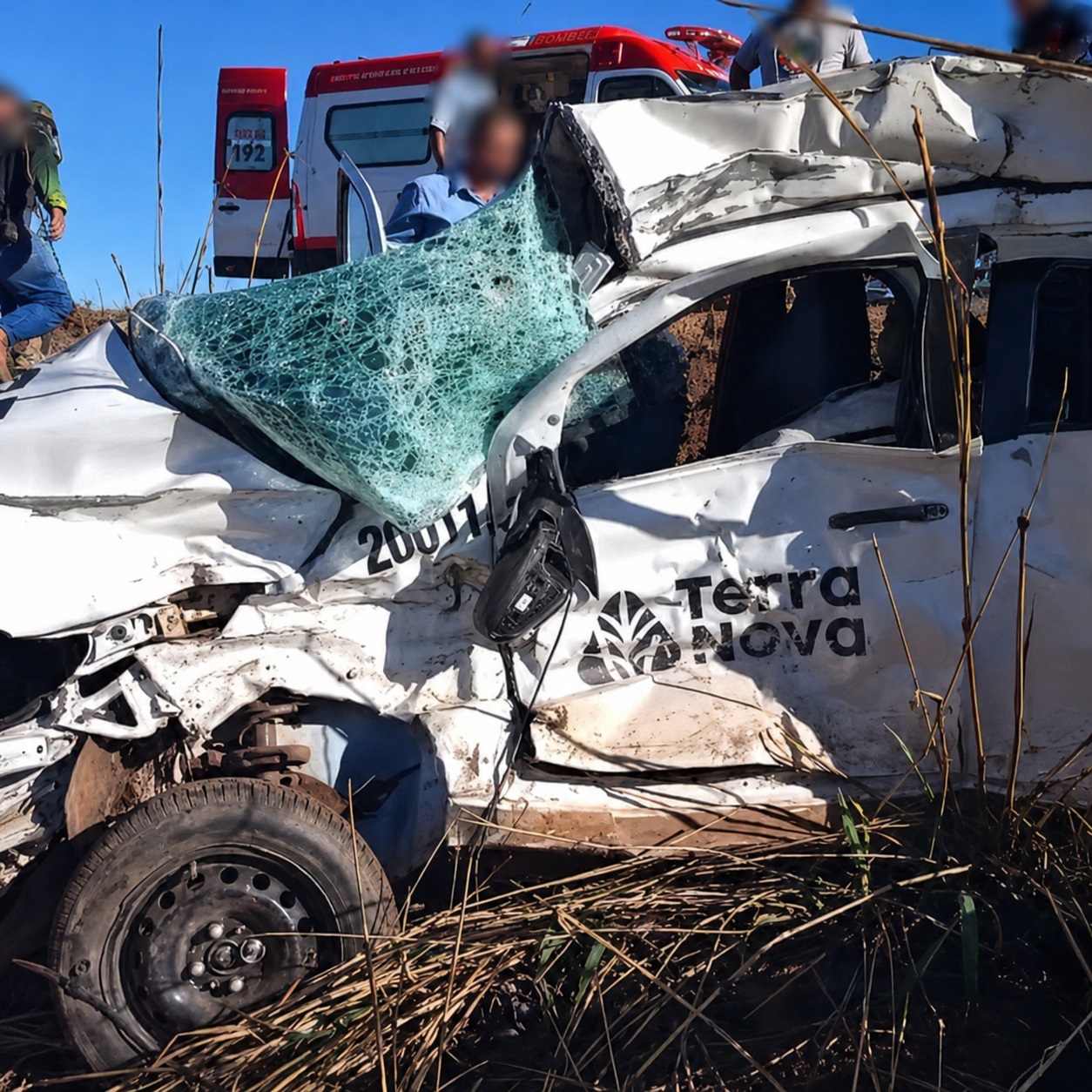 Carro sai de posto de combustível e entra na frente de caminhão na BR-365; veja o vídeo