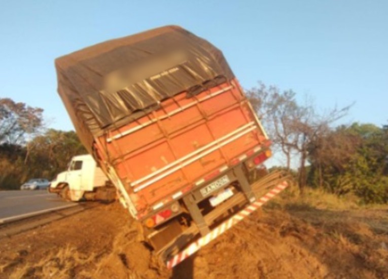 Caminhão foge após provocar acidente com carreta durante ultrapassagem na MGC-354, em Presidente Olegário