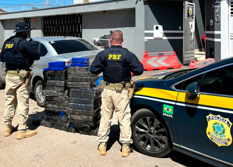 PRF de Patos de Minas e João Pinheiro interceptam Siena e apreendem 217 kg de maconha na BR-365