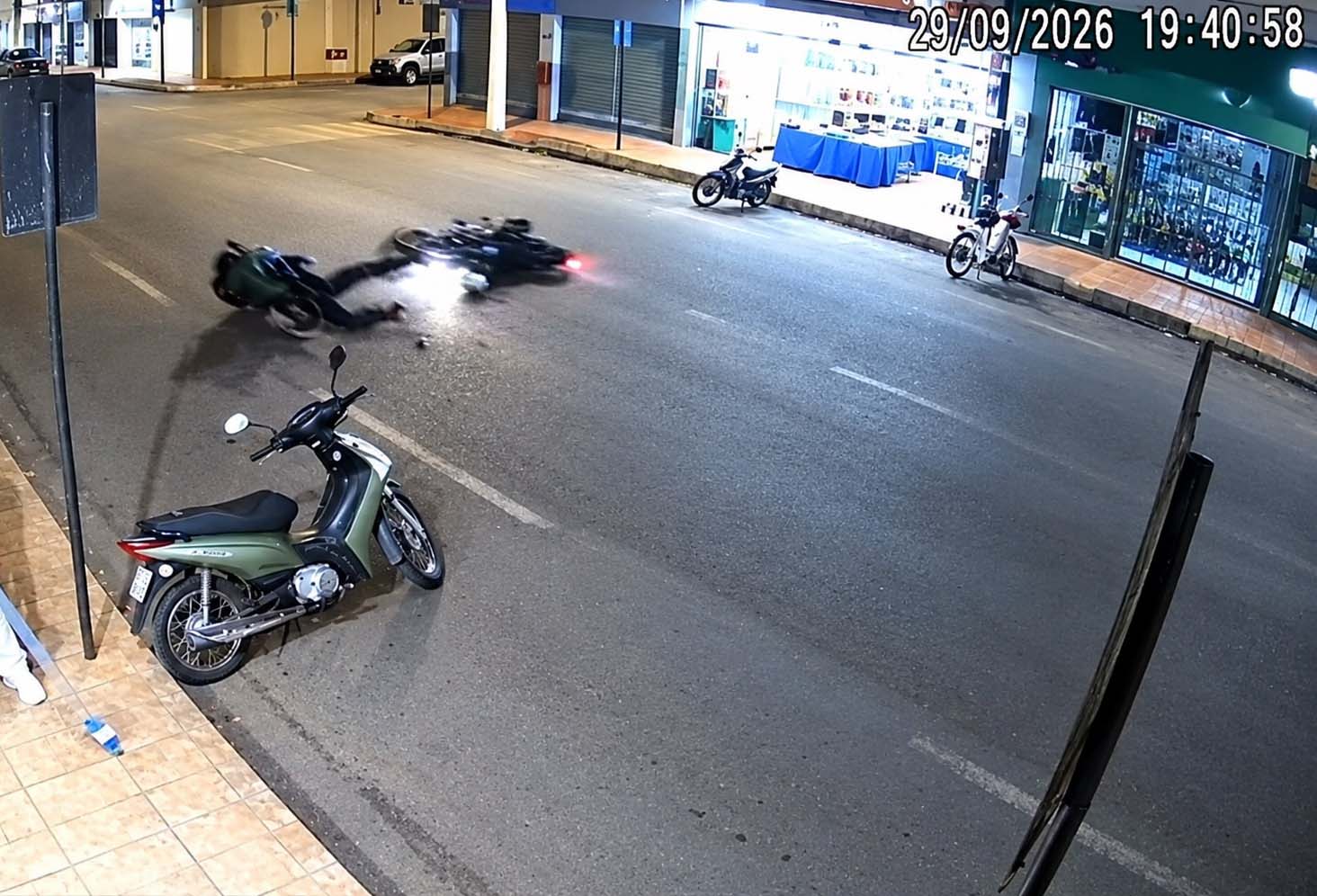 Acidente entre duas motocicletas deixa dois feridos no centro de Presidente Olegário; veja o vídeo