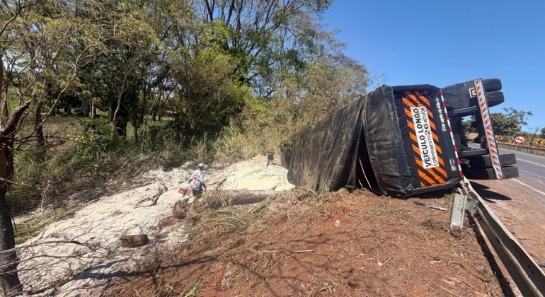 Semirreboque de bitrem tomba na BR-354 em Lagoa Formosa e deixa toneladas de açúcar espalhadas às margens da rodovia