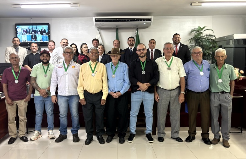 Nove pais são homenageados com Medalha de Mérito Legislativo em solenidade da Câmara de Presidente Olegário