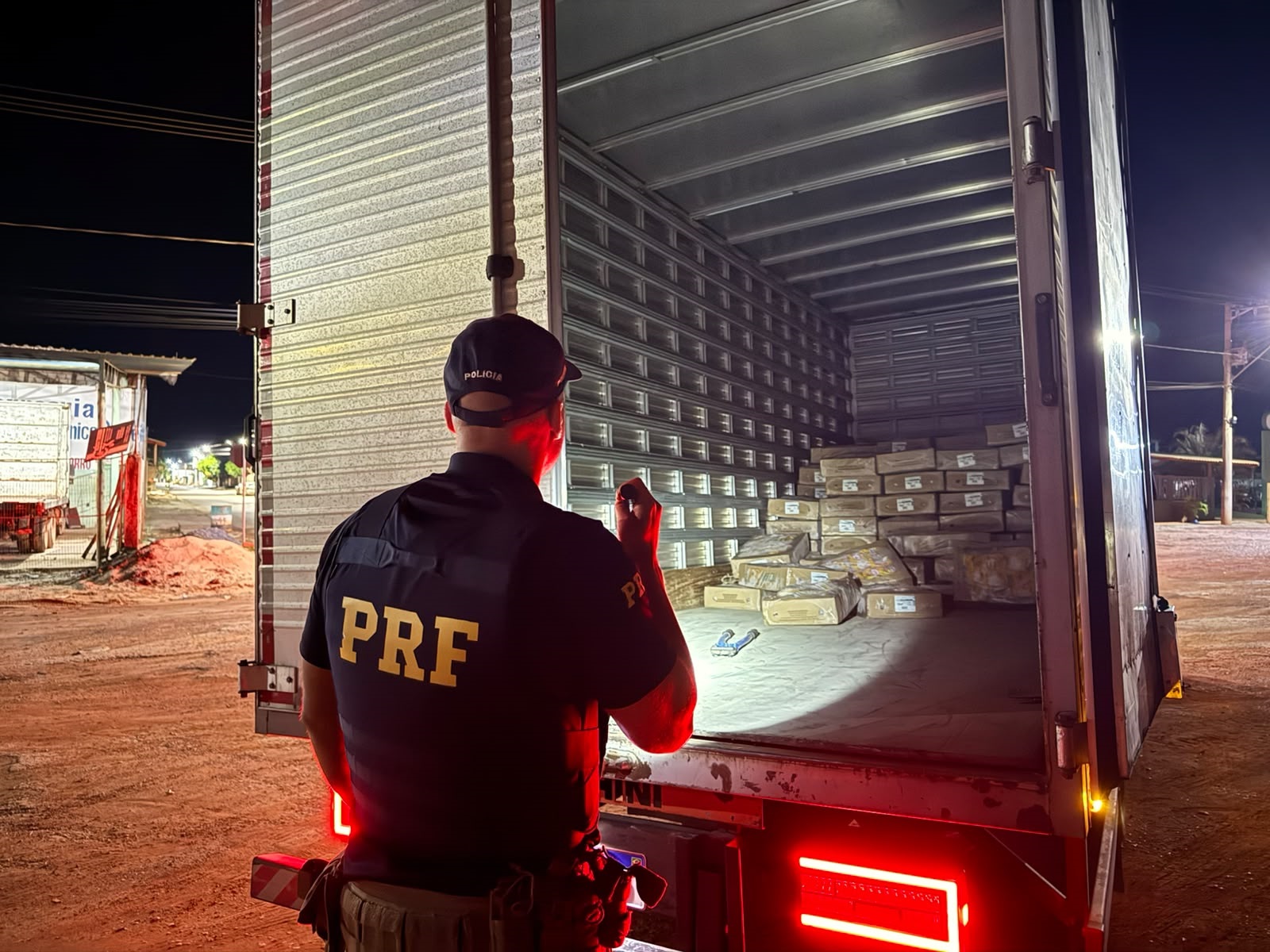 PRF de João Pinheiro recupera caminhão furtado e 3,4 toneladas de frango congelado na BR-365
