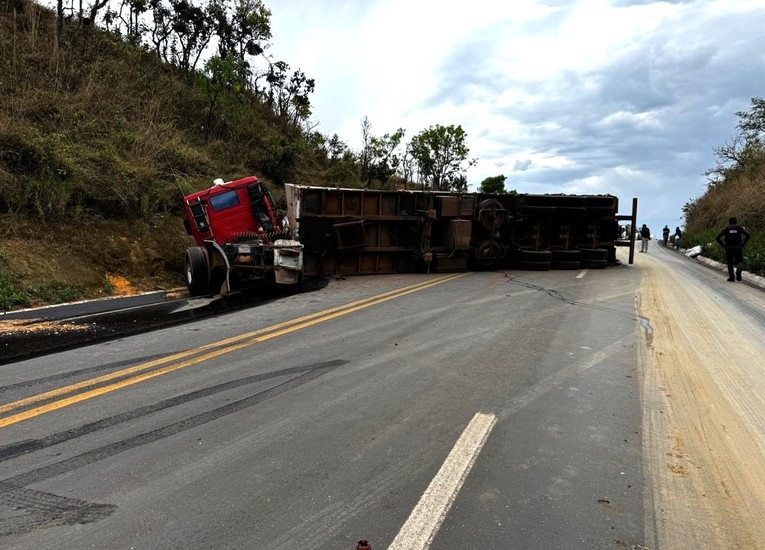 Carreta tomba na BR 365 após atingir barranco e interdita rodovia