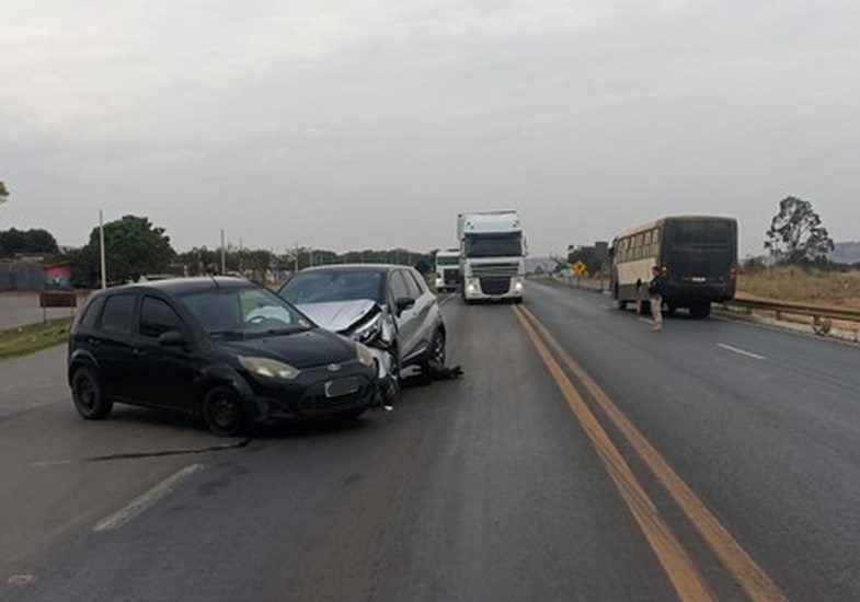 Motorista foge a pé após realizar retorno proibido e provocar acidente na BR-365, em Patos de Minas