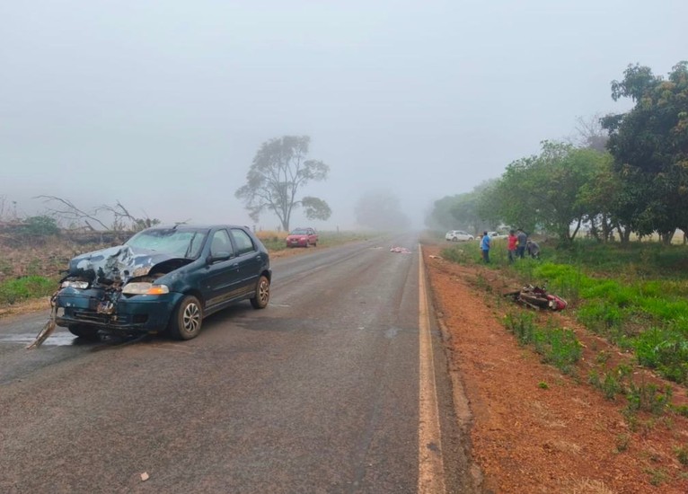 Motociclista morre ao bater de frente com carro na AMG 1420, em Arapuá; motorista ficou ferida