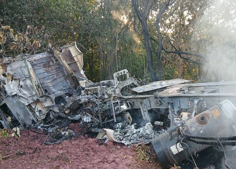 Lagamar: Motorista de 36 anos morre com graves queimaduras após caminhão tombar e pegar fogo na MGC 354