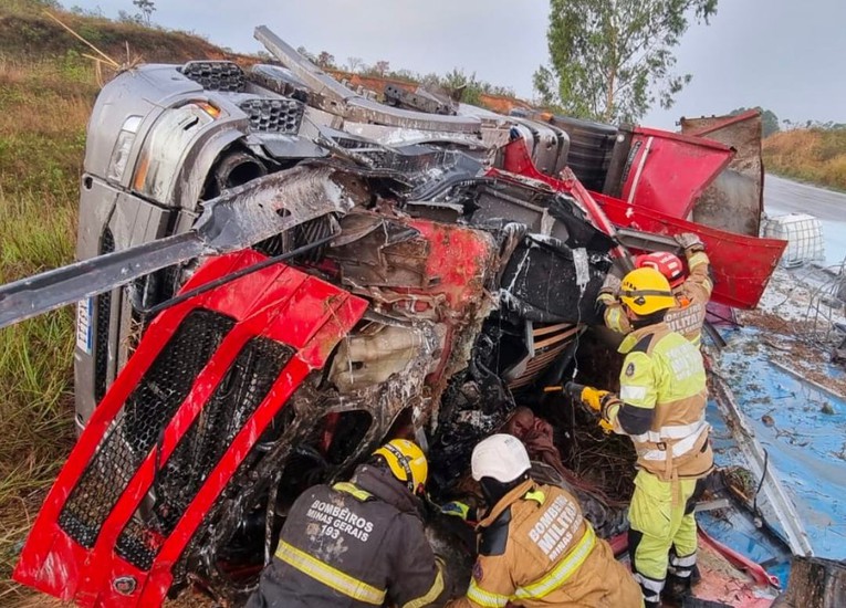 Após 2 horas de resgate, bombeiros salvam motorista que capotou caminhão e ficou preso às ferragens na BR 365