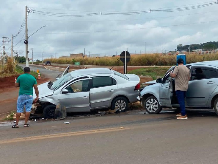 Motorista inicia conversão e bate na lateral de carro no Trevo da Escola Agrícola, em Patos de Minas