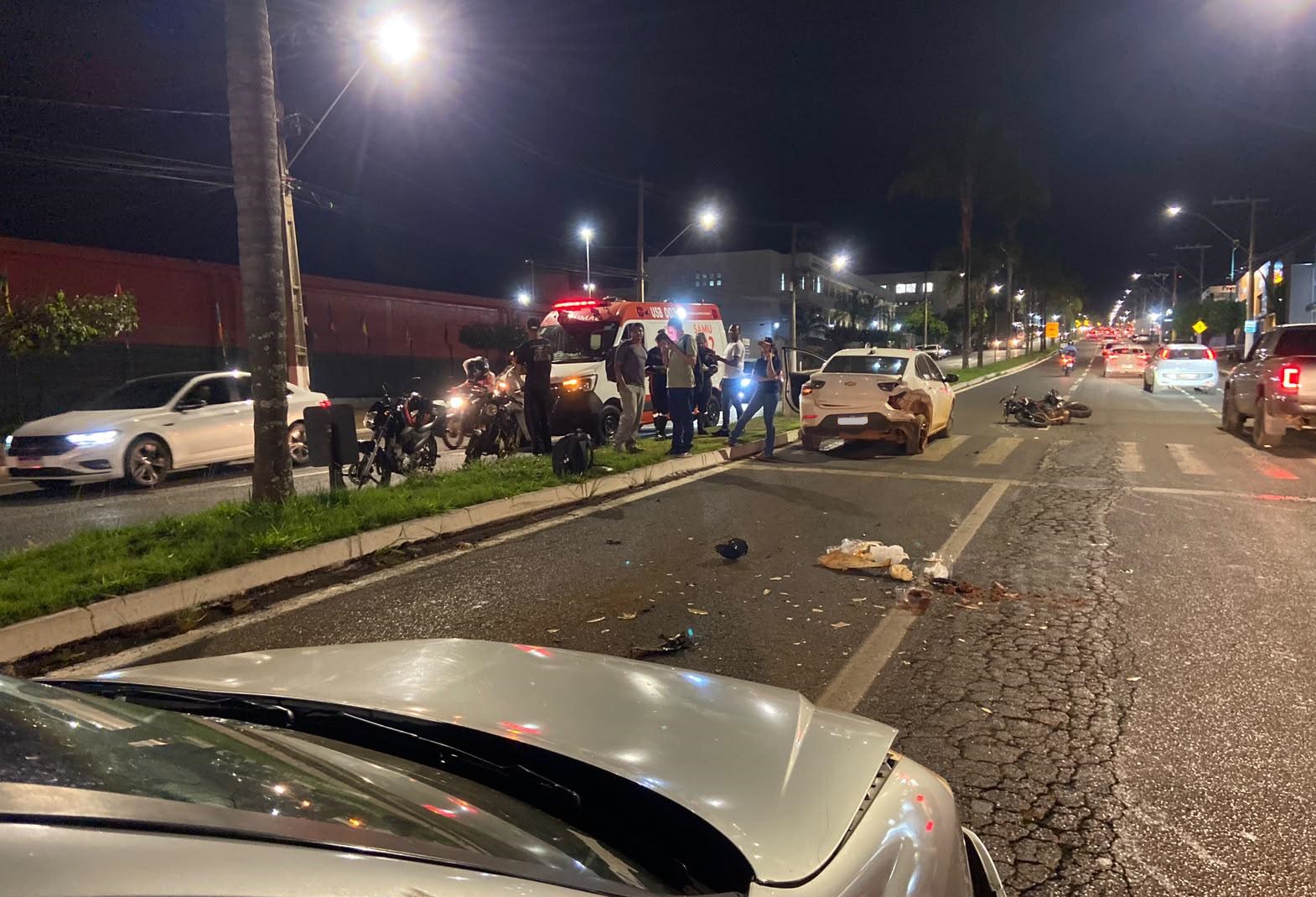 Patos de Minas: Motocicleta é prensada por carros na avenida Marabá e mãe e filho ficam feridos