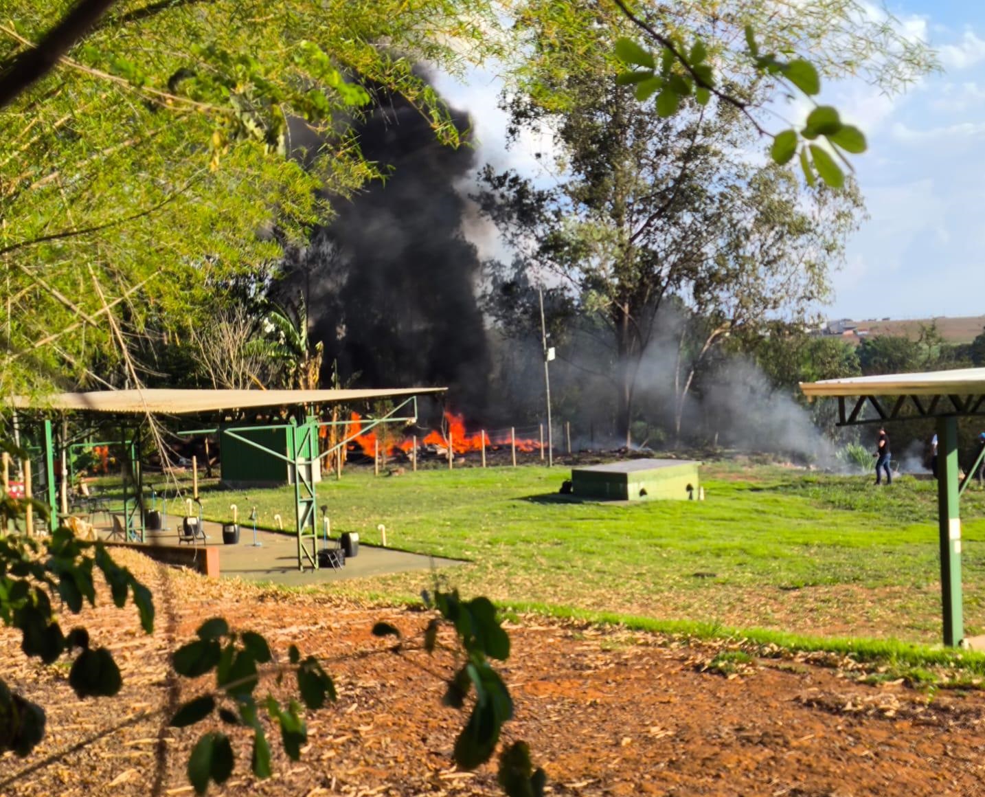 Incêndio atinge pneus em clube de tiro e provoca fumaça densa em Patos de Minas