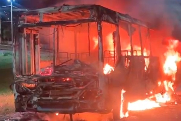Ônibus é incendiado em São Gotardo e polícia apura possível relação com confronto que deixou dois mortos