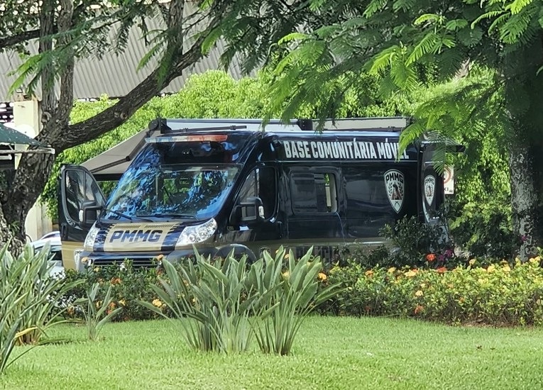 Jovem procura a polícia após ter foto íntima tirada pela janela e divulgada em grupo de aplicativo