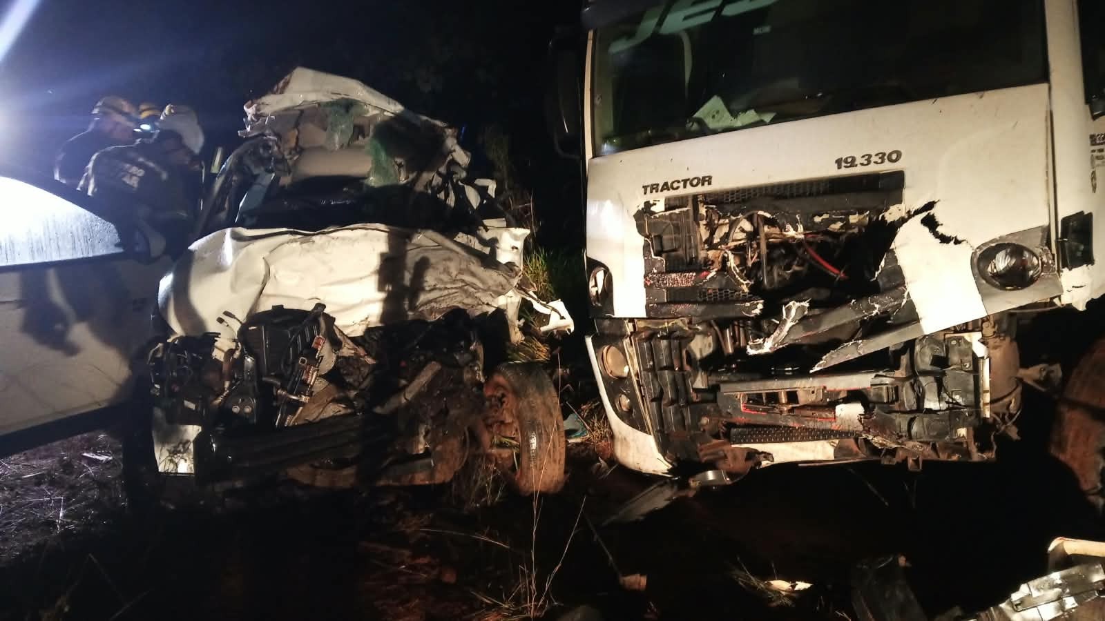 Acidente entre Fiat Toro e caminhão deixa dois jovens de 23 anos mortos na MG-410, em Presidente Olegário