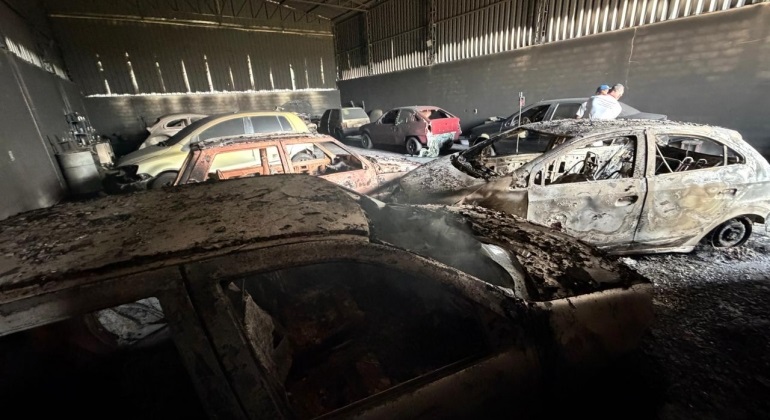 Incêndio de grandes proporções destrói oficina mecânica e 11 veículos em Lagoa Formosa