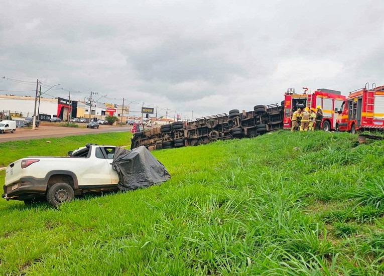 Motorista morre após colisão entre carreta e picape na BR-365, em Patos de Minas; veja vídeo