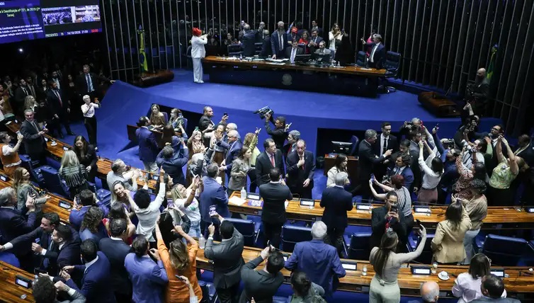 Senado aprova fim da escala 6×1 e redução da jornada de trabalho para 40 horas semanais