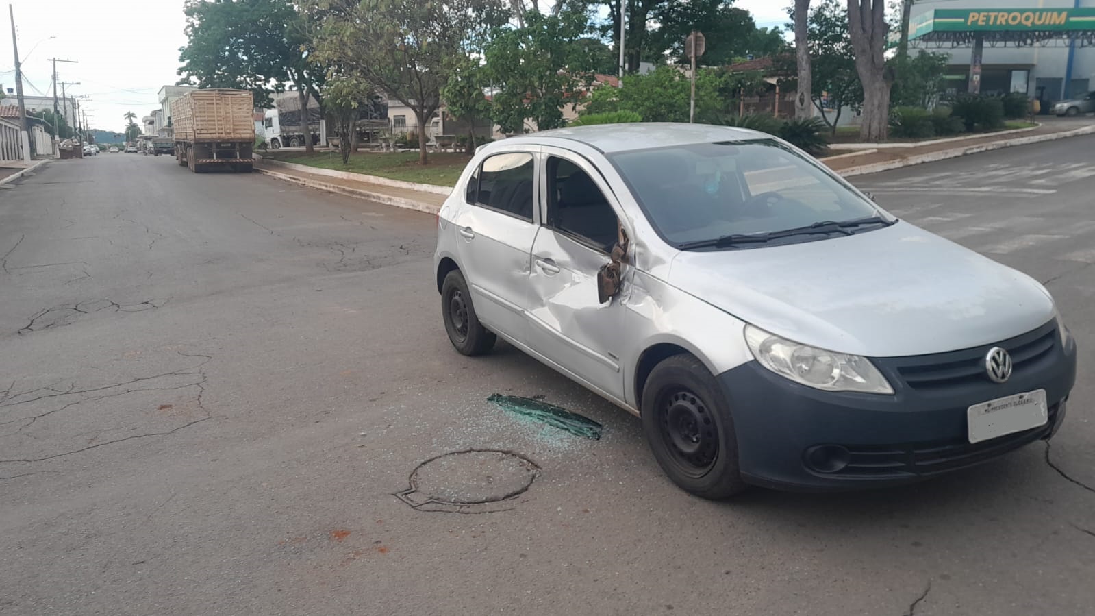 VEJA VÍDEO: caminhão avança parada obrigatória e bate em carro no centro de Presidente Olegário