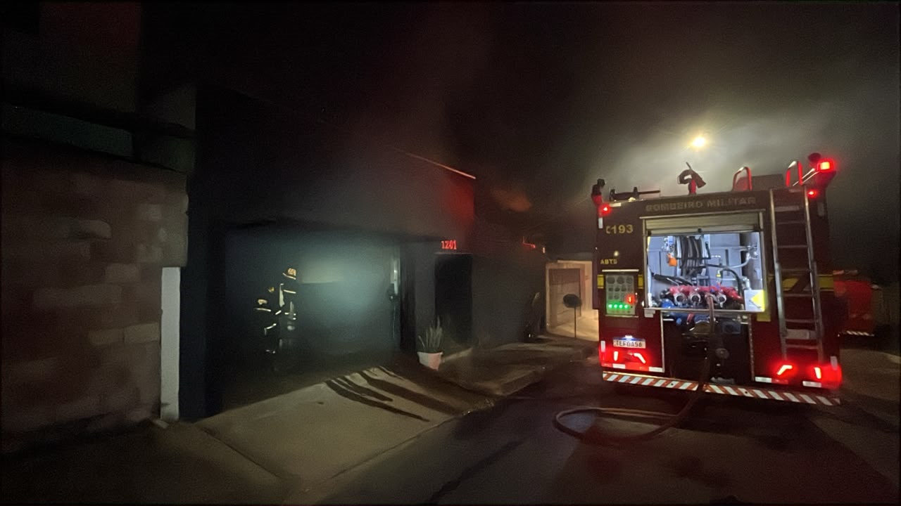 Incêndio atinge residência no bairro Ibiza, em Presidente Olegário, e mobiliza o Corpo de Bombeiros