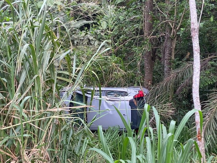 Carro capota em ribanceira de cerca de 10 metros e motorista sai praticamente ileso em Patos de Minas