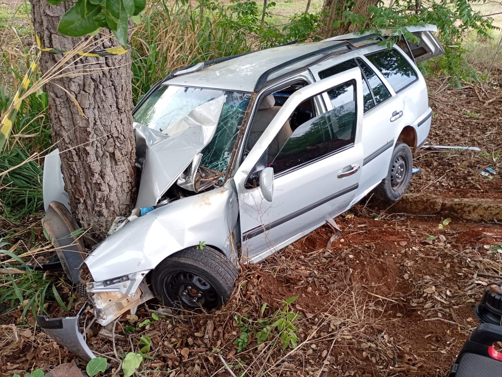 Criança de 9 anos morre após carro bater em árvores na MG-181; casal fica gravemente ferido