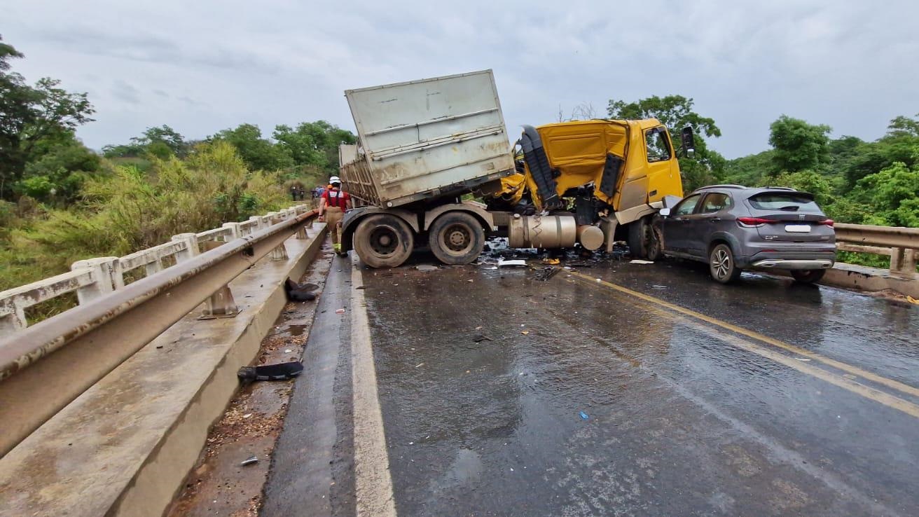 Grave acidente com caminhão, carreta e carro interdita BR 365 por 5 horas, em Patos de Minas