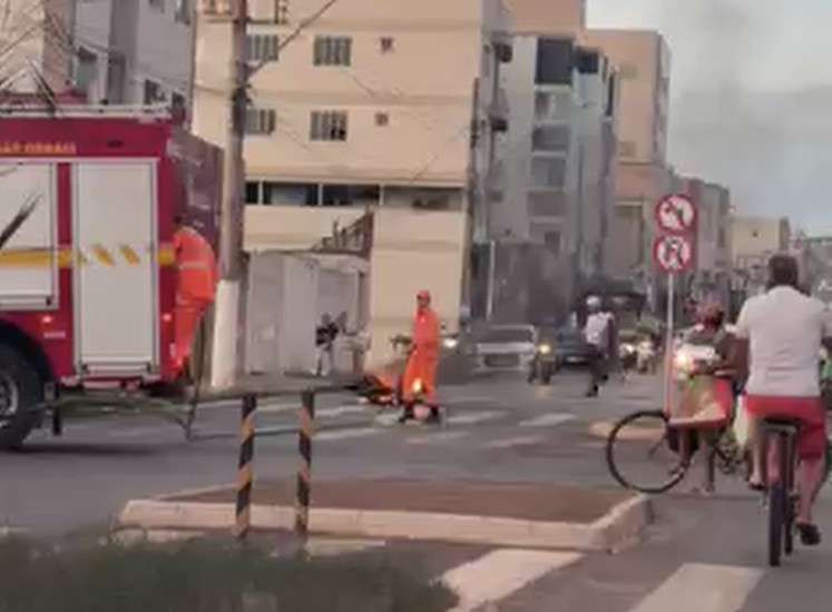 Motocicleta pega fogo após condutor parar em semáforo da rua Major Gote, em Patos de Minas