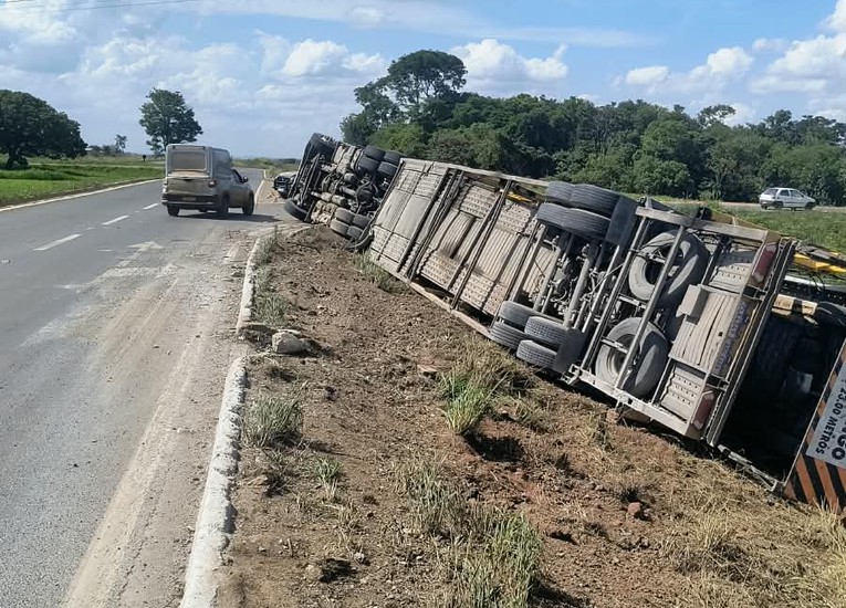 Caminhão-cegonha com 21 veículos tomba às margens da BR-146, no Trevo de Brejo Bonito