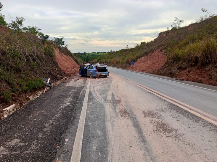 Motorista e passageira ficam feridos após carro capotar na BR365, em Patos de Minas
